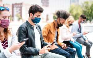 Redes Sociales y COVID-19: El riesgo de que un familiar o amigo se enferme es tan preocupante como la economía del país para los más&nbsp;jóvenes