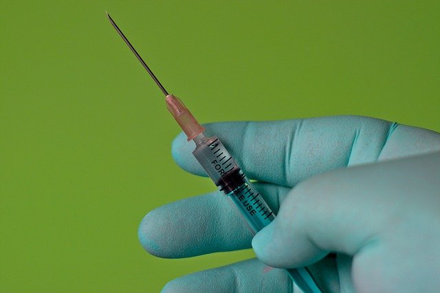 La evidencia indica que el riesgo de trombosis es el mismo en pacientes no vacunados y en pacientes vacunados