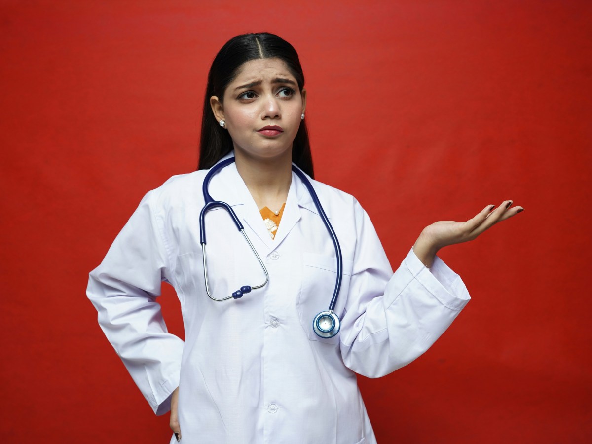 “Doctor, la ansiedad da fiebre, ¿no?” y otras preguntas insólitas que escuchan los médicos en sus&nbsp;consultorios