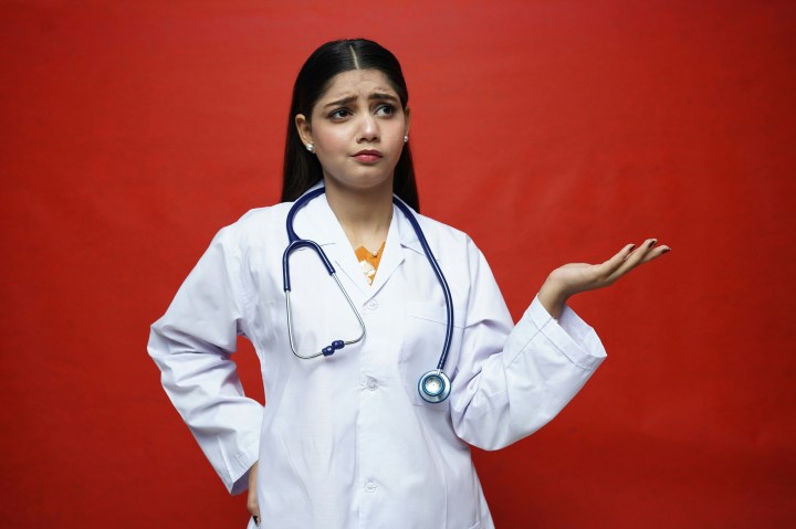 “Doctor, la ansiedad da fiebre, ¿no?” y otras preguntas insólitas que escuchan los médicos en sus&nbsp;consultorios